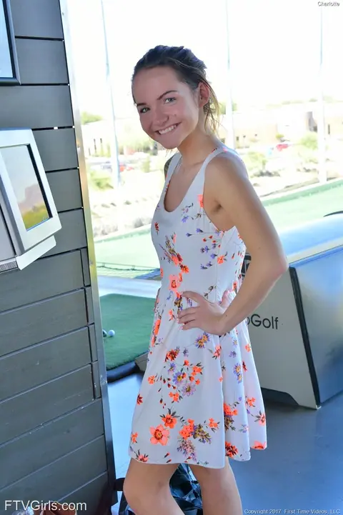 Athletic Woman Flashes and Strips Nude in Public Gym – photo 1 of 20
