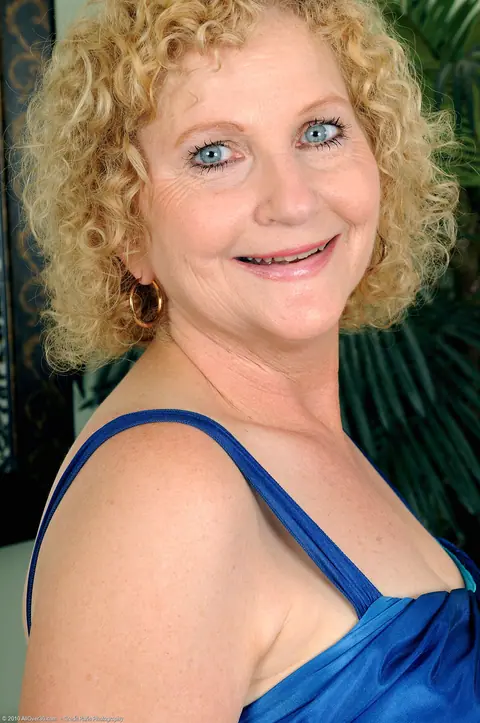 Short Curly Blonde MILF in Stockings Spreads Her Shaved Pussy – photo 2 of 20