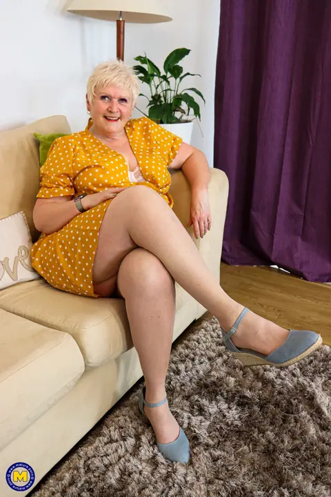 Juicy Joolz: Mature Blonde BBW Spreads Wide – photo 2 of 20