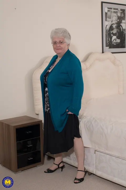 Mature European BBW Toys Her Pussy on the Bed – photo 1 of 20