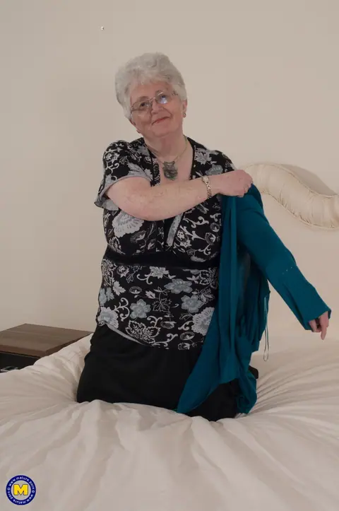 Mature European BBW Toys Her Pussy on the Bed – photo 6 of 20