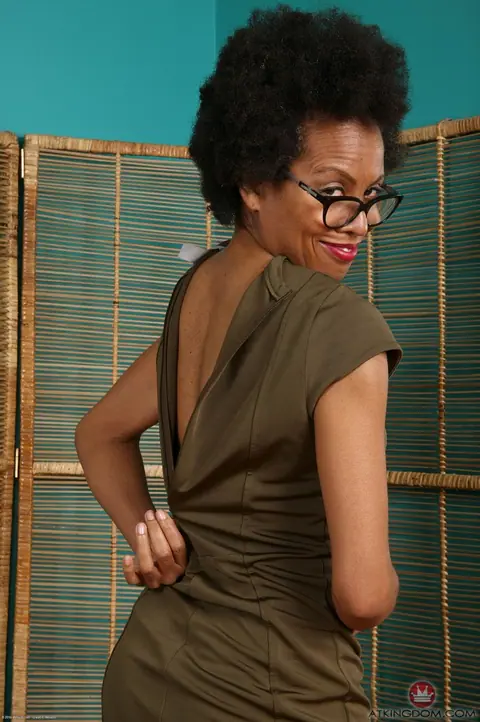 Slim Ebony MILF in Glasses Spreads Her Hairy Pussy – photo 11 of 20