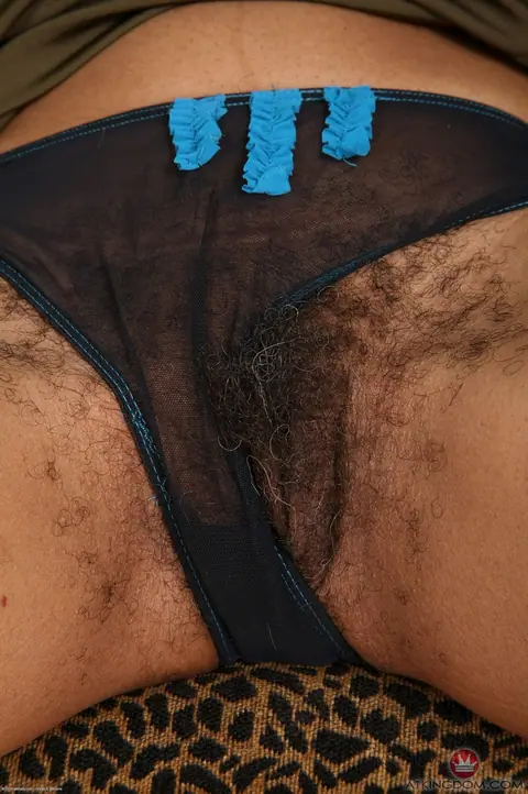 Slim Ebony MILF in Glasses Spreads Her Hairy Pussy – photo 6 of 20
