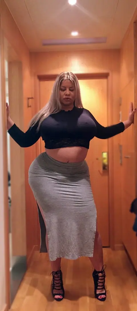 Natasha Crown: Blonde MILF Lifts Skirt Hem to Show Her Big Ass – photo 6 of 13