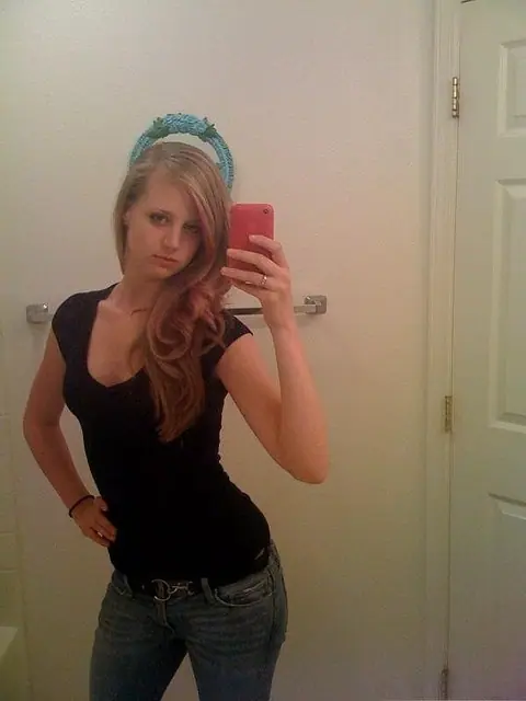 Woman in Jeans Shows Her Pussy in a Mirror Selfie – photo 1 of 20