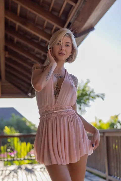 Short-Haired Blonde Shows Her Big Ass in a Skirt Outdoors – photo 8 of 13