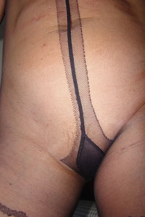Deide Jones: Busty Blonde MILF Rips Pantyhose and Spreads Her Pussy – photo 10 of 16