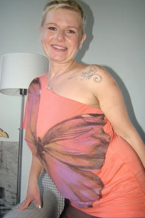 Deide Jones: Busty Blonde MILF Rips Pantyhose and Spreads Her Pussy – photo 5 of 16