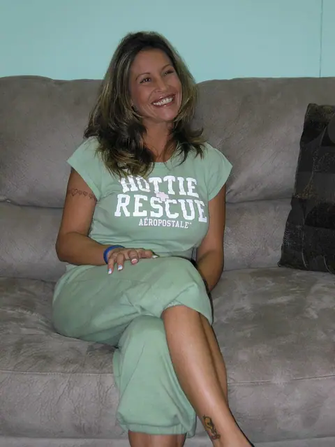 Leeanna Heart: Mature Brunette Strips Off Her Panties and Spreads for the Camera – photo 4 of 20