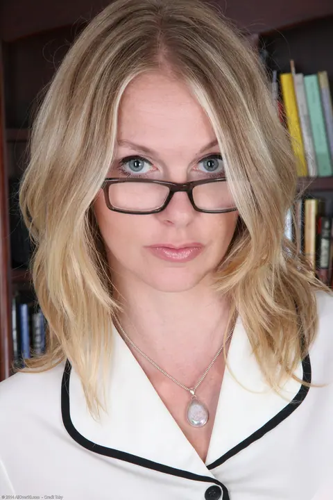 Lara Elaine: Slim Blonde MILF Spreads Her Legs in Stockings and Glasses at the Office – photo 1 of 20