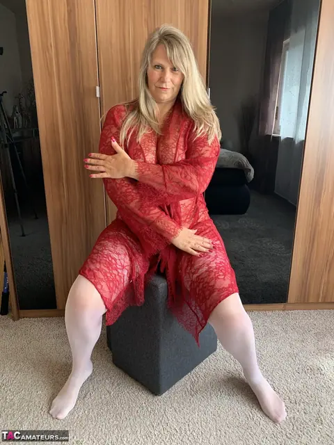 Sweet Susi: Blonde MILF in Lingerie and Stockings Poses Nude – photo 2 of 20