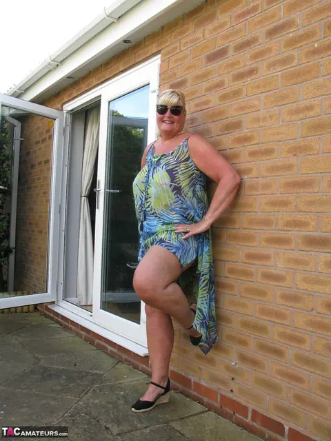 Curvy Mature Woman in a Bikini Sucks Dick Outdoors – photo 2 of 20