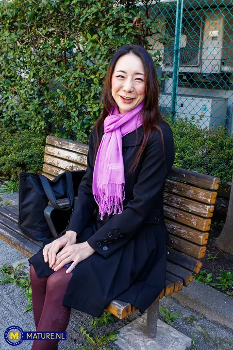 Miho Wakabayashi: Slim Japanese MILF Poses Nude Outdoors – photo 3 of 20