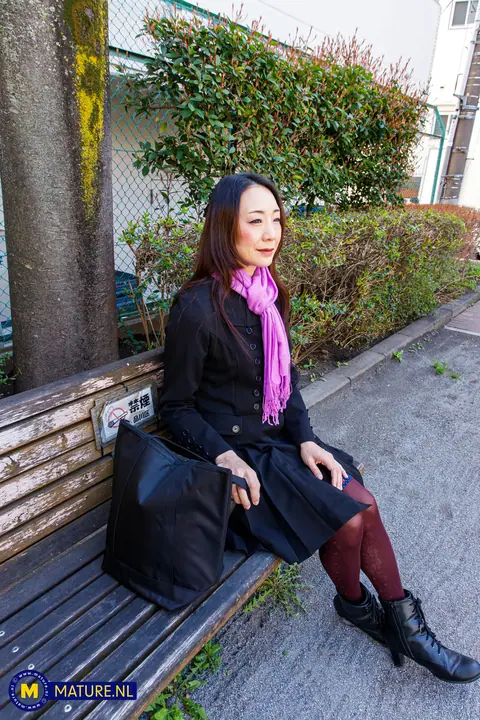 Miho Wakabayashi: Slim Japanese MILF Poses Nude Outdoors – photo 6 of 20