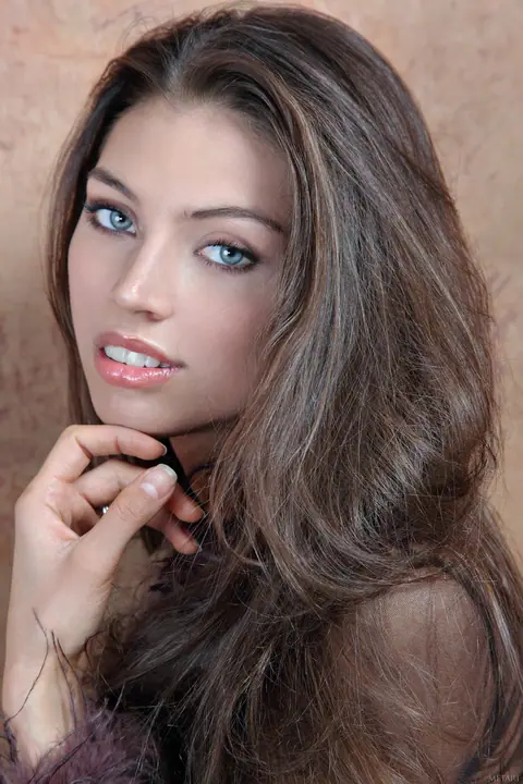 Fergie A: British Brunette Spreads Her Trimmed Pussy – photo 1 of 20