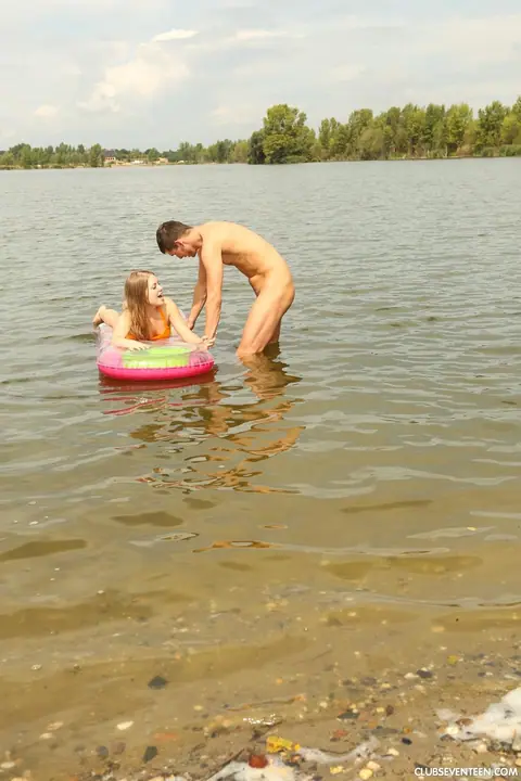 Alessandra Jane: Blonde Babe in Shorts Sucks and Rides Her Partner by the River – photo 5 of 20
