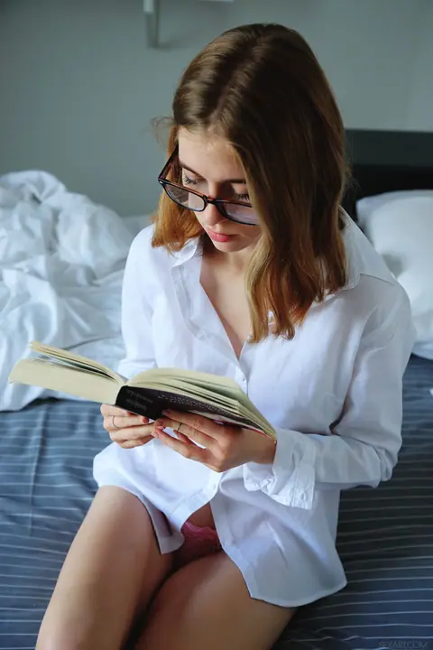 Anna Melody: Slim Brunette in Glasses Fingers Her Pussy in the Bedroom – photo 1 of 20
