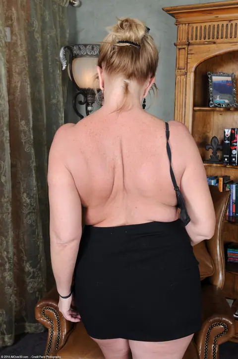 Summer Sands: Curvy Blonde MILF Spreads Her Shaved Pierced Pussy in Lingerie – photo 10 of 21
