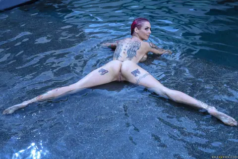 Anna Bell Peaks: Curvy Redhead MILF Strips Out of Her Bikini by the Pool – photo 14 of 21