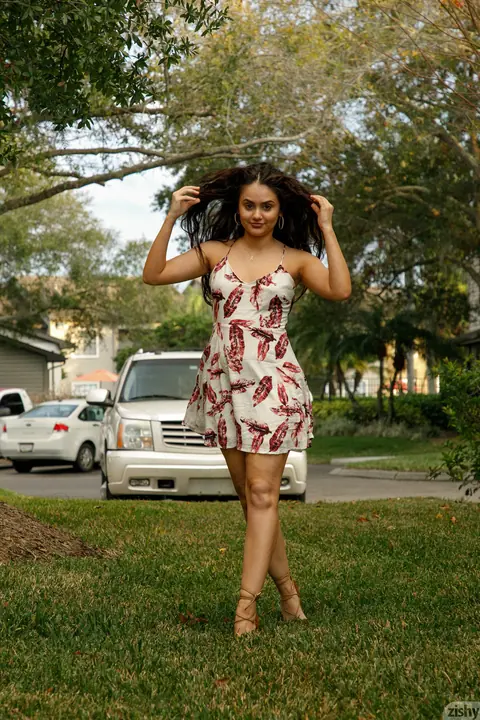 Eloisa Guerra: Petite Latina Flashes Her Big Ass Outdoors – photo 8 of 12