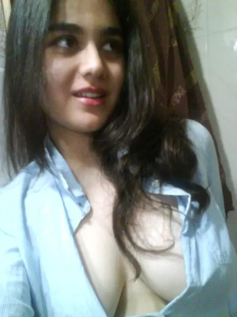 Indian Woman Shows Her Natural Tits in Selfie – photo 10 of 10