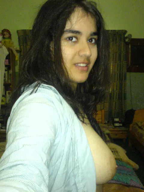 Indian Woman Shows Her Natural Tits in Selfie – photo 2 of 10