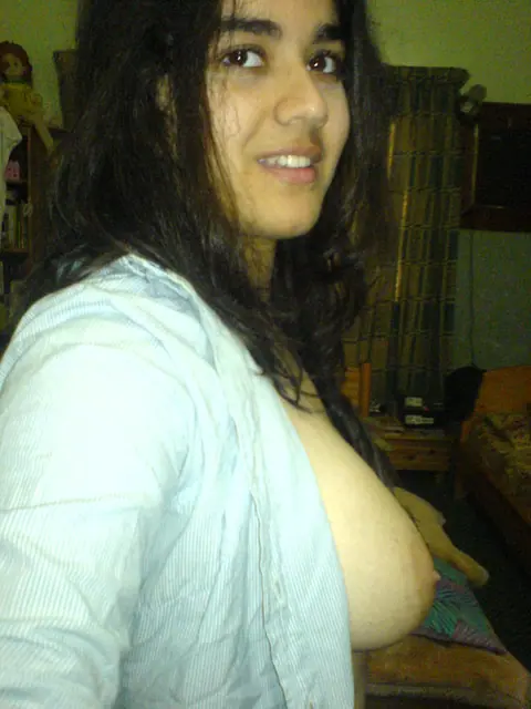 Indian Woman Shows Her Natural Tits in Selfie – photo 3 of 10