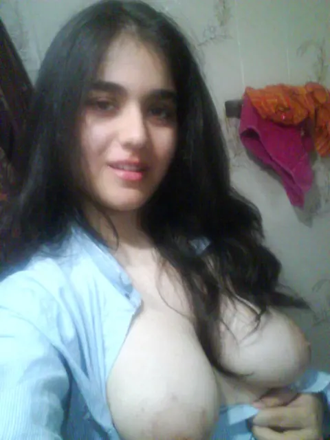 Indian Woman Shows Her Natural Tits in Selfie – photo 7 of 10