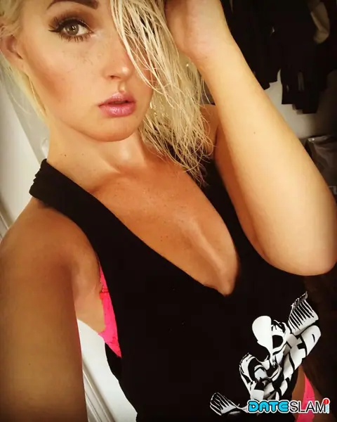Lovita Fate: Czech Blonde in Lingerie and Glasses Poses for a Mirror Selfie – photo 1 of 12