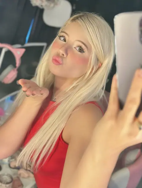 Curvy Blonde with a Big Ass Poses Nude for Phone Selfies – photo 1 of 18