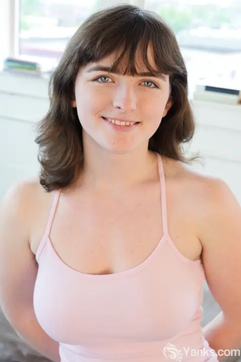 Raven Snow: Thick Amateur with Big Natural Tits Pulls Shorts Aside – photo 1 of 15