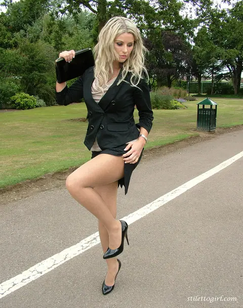 Blonde Secretary Flashes Heels and Skirt at the Park – photo 13 of 16