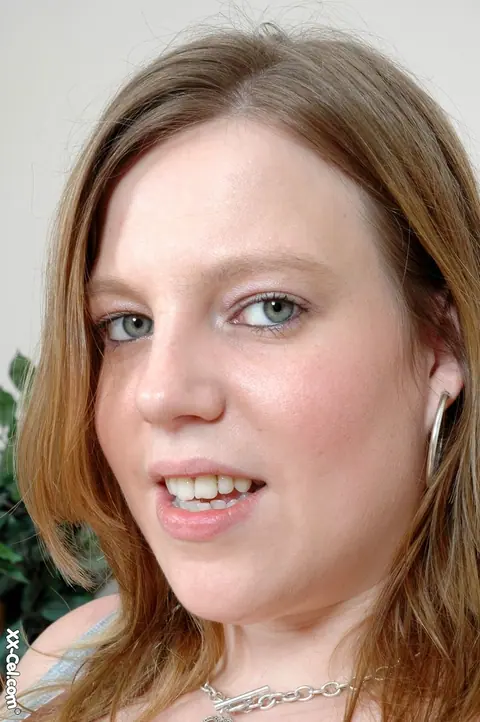 Amber Hall: BBW with Big Saggy Tits Pulls Panties Aside and Spreads Her Pussy – photo 4 of 20