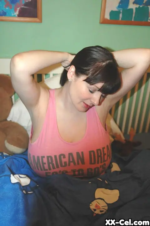 Lorna Morgan: British MILF Flaunts Her Huge Natural Tits and Stretches Her Ass – photo 1 of 20