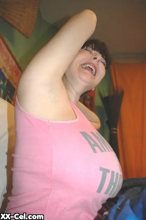 Lorna Morgan: British MILF Flaunts Her Huge Natural Tits and Stretches Her Ass – photo 4 of 20
