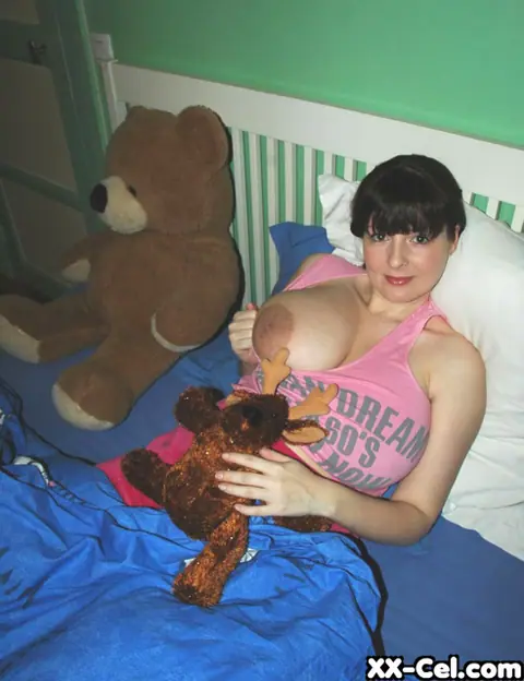 Lorna Morgan: British MILF Flaunts Her Huge Natural Tits and Stretches Her Ass – photo 6 of 20