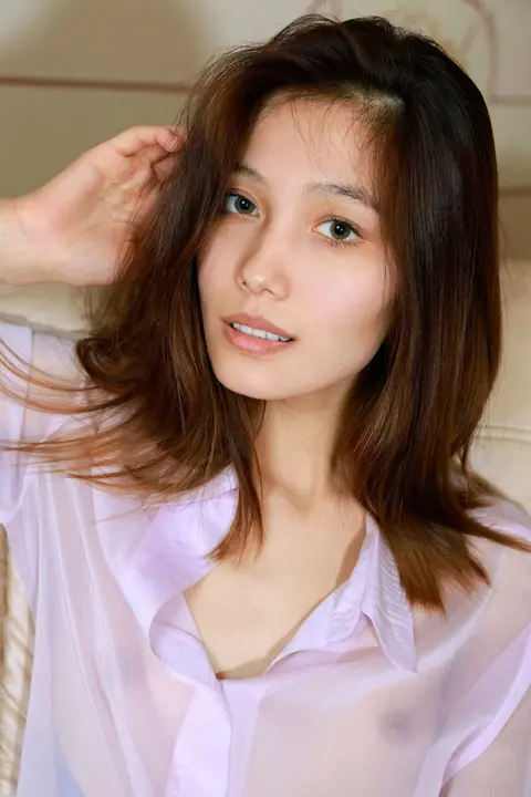 Anna Aki: Slim Asian Brunette Poses Nude and Shows Her Feet – photo 2 of 20