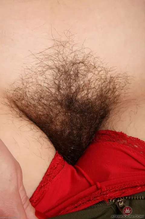 Ruby Roxx: Canadian Brunette MILF Strips Out of Her Jeans and Shows Hairy Crotch – photo 4 of 20