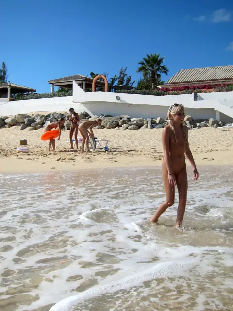 Bibi Noel: Blonde Lesbians Finger, Lick and Spread on the Beach – photo 10 of 21