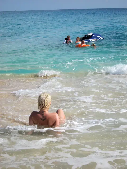 Bibi Noel: Blonde Lesbians Finger, Lick and Spread on the Beach – photo 12 of 21