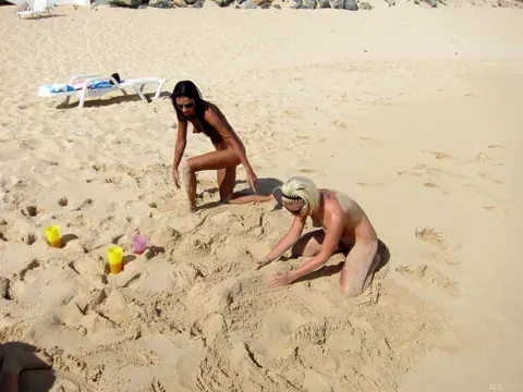 Bibi Noel: Blonde Lesbians Finger, Lick and Spread on the Beach – photo 5 of 21