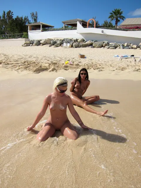 Bibi Noel: Blonde Lesbians Finger, Lick and Spread on the Beach – photo 7 of 21