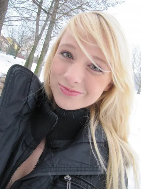 Lilith Lee: Blonde Flaunts Her Big Tits and Ass in Outdoor Selfies – photo 11 of 20