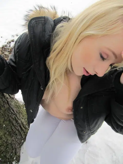 Lilith Lee: Blonde Flaunts Her Big Tits and Ass in Outdoor Selfies – photo 5 of 20
