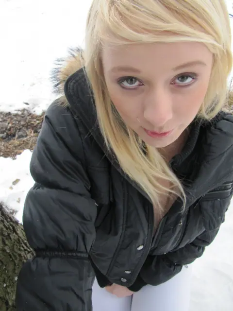 Lilith Lee: Blonde Flaunts Her Big Tits and Ass in Outdoor Selfies – photo 6 of 20