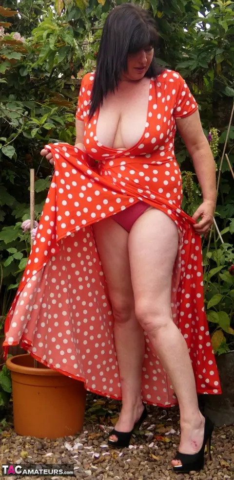 Juiceyjaney: Curvy British MILF Displays Her Hairy Bush Outdoors While Reading – photo 2 of 14