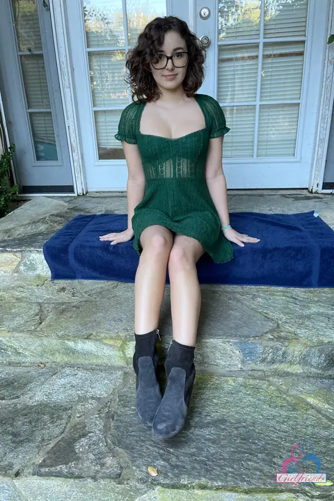 Leana Lovings: Short-Haired PAWG in Glasses Spreads for the Camera – photo 2 of 20