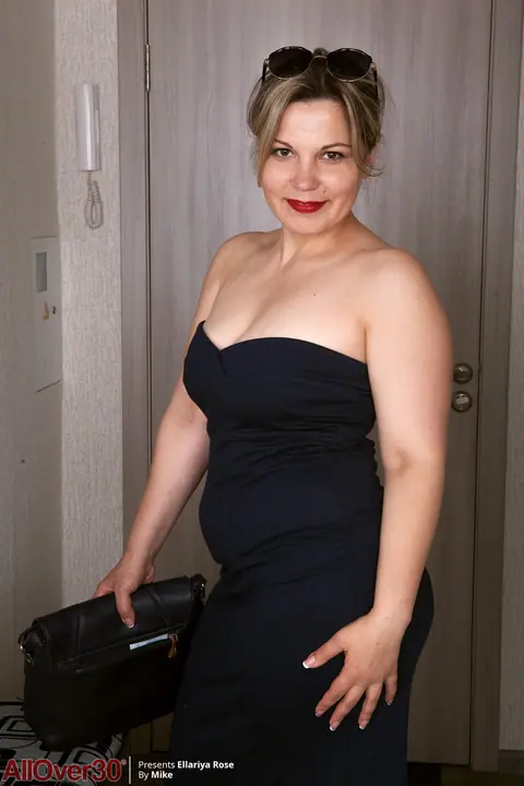 Ellariya Rose: Ukrainian MILF Strips Out of Her Dress and Spreads Wide – photo 1 of 20