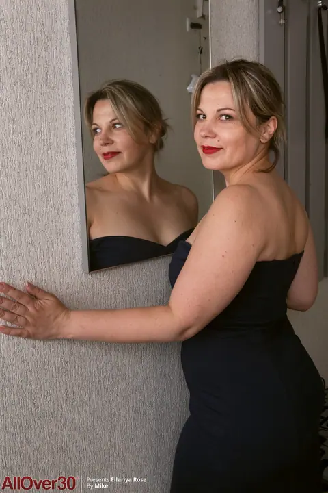 Ellariya Rose: Ukrainian MILF Strips Out of Her Dress and Spreads Wide – photo 6 of 20