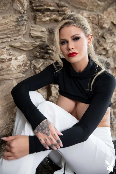 Jessa Rhodes: Blonde MILF with Big Tits Spreads Her Pussy Wide – photo 9 of 20